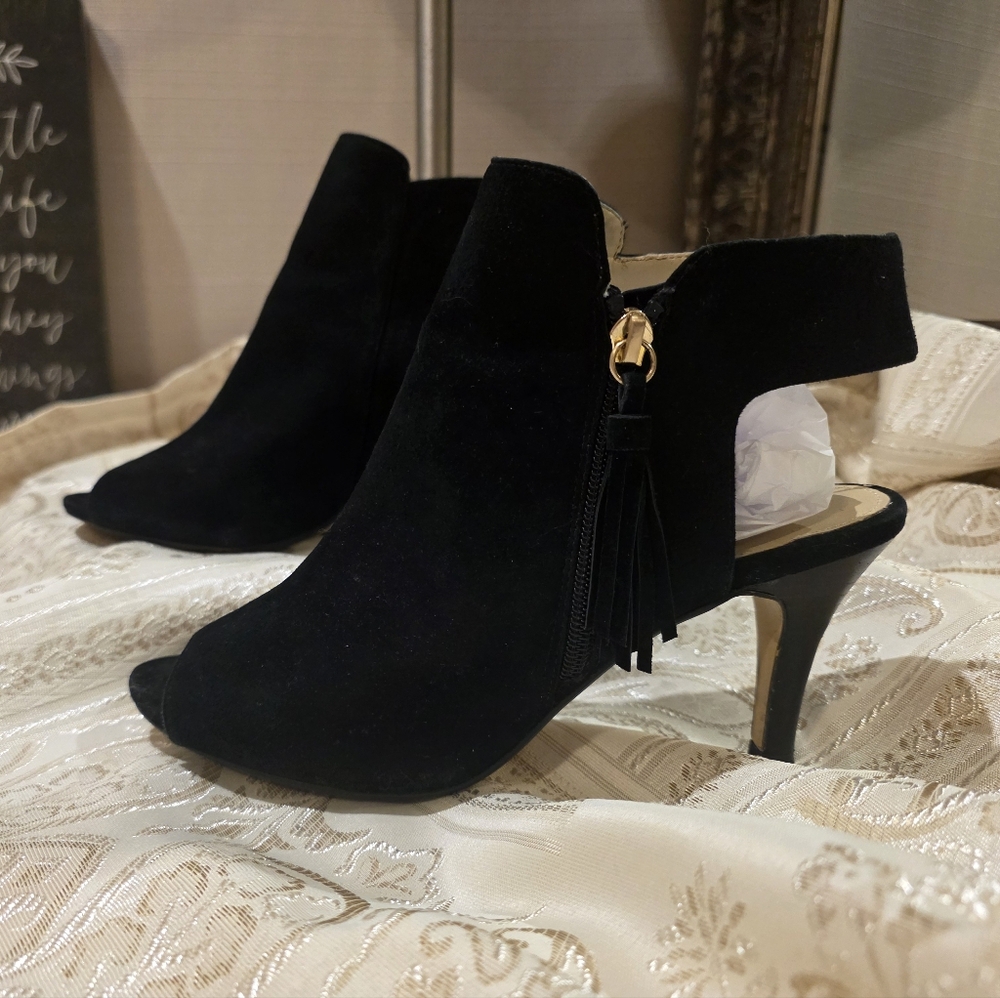 Adrienne Vittadini Black Suede Peep-Toe Stiletto Booties.  Sz 8.5M